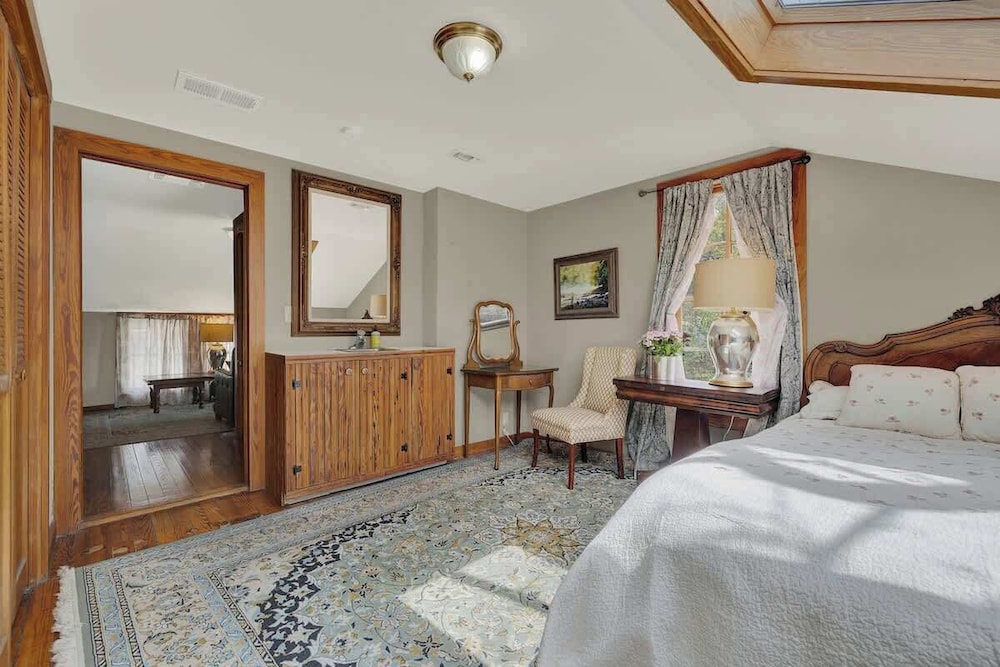 East Suite in Gillespie House -steps to Main Street!
