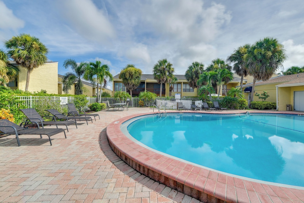4 Mi to Siesta Key Beach: Condo w/ Pool Access