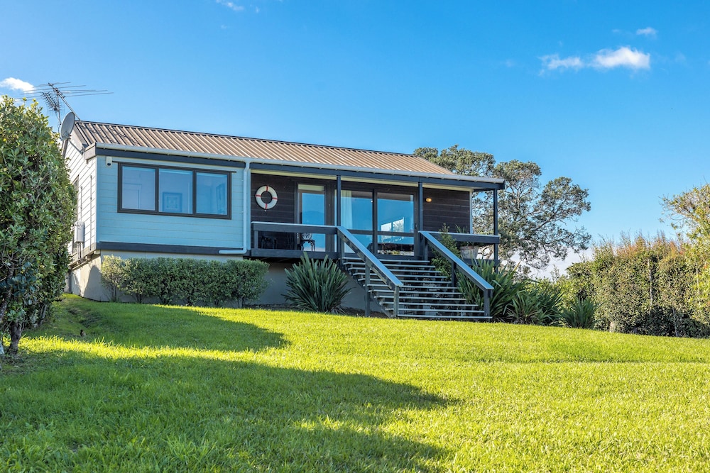 Matai Cottage in Oneroa with Sea Views