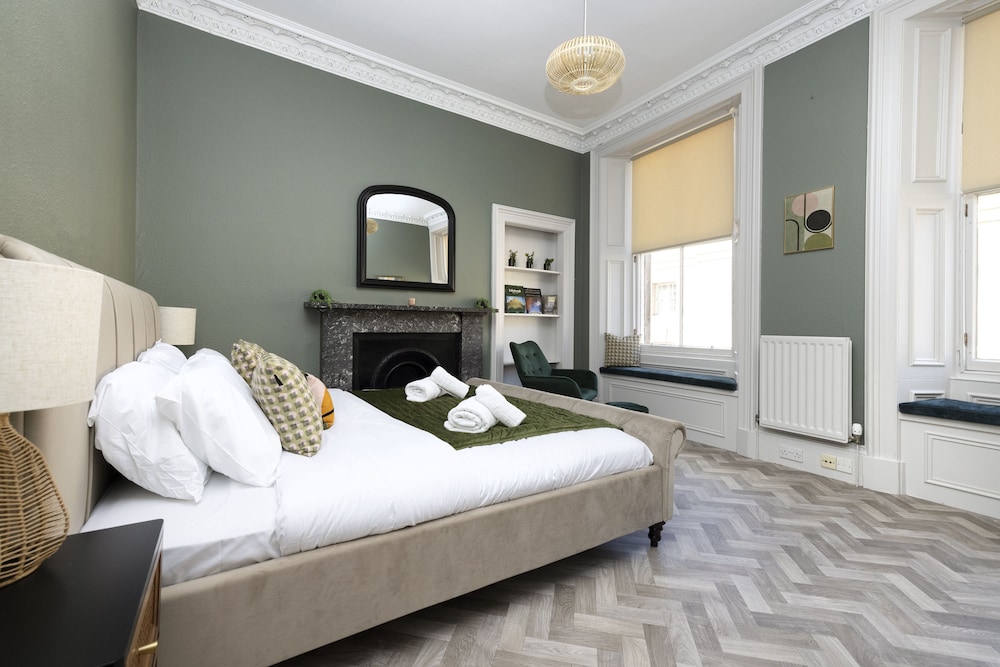 JOIVY Homely 1-Bed Flat By St Giles W/ Desk view 3