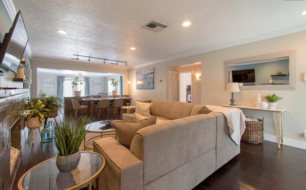 Sunlit Escape 3BR 2BA w Private Pool Backyard