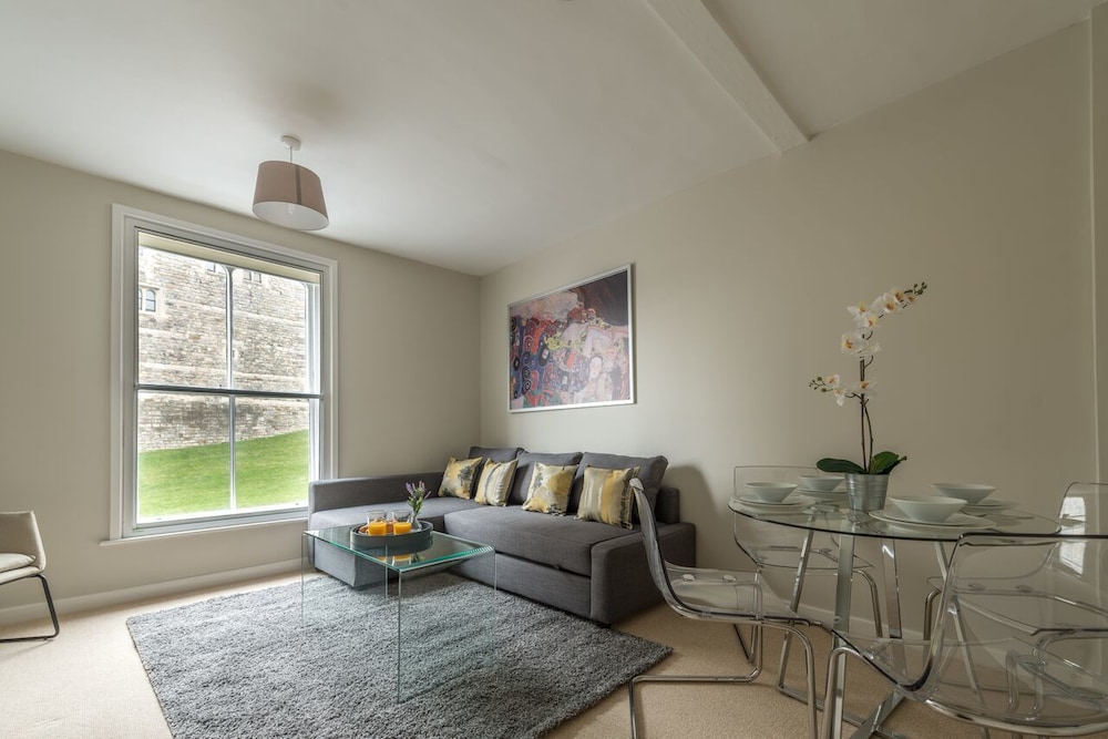 Central Apartment Facing Windsor Castle view 3