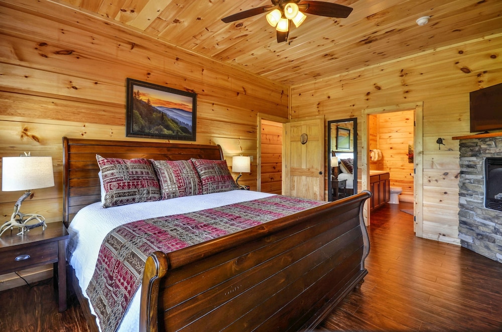 Breathtaking 14BR Cabin: Elevator Views Games Hot Tubs Galore, Billede 20