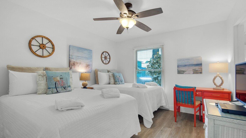 Charming Beach Cottage, 2 Pools and Tennis Access + Free Attraction Tickets!
