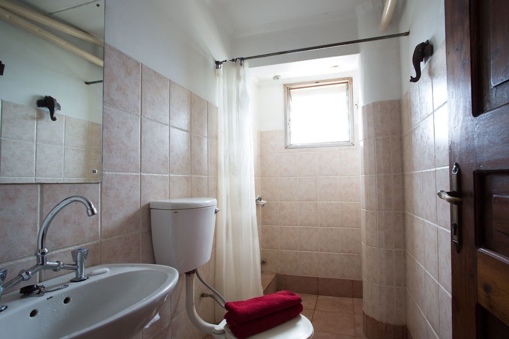 Q-Bar & Guest House
