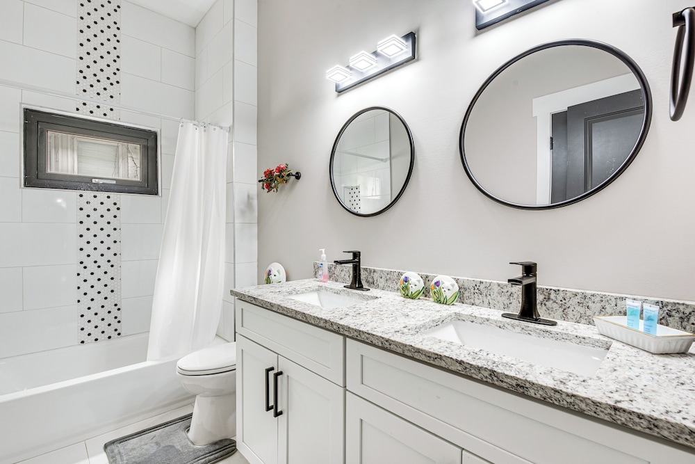 5 Mi to Dtwn Atl: Home w/ Office & Large Backyard!