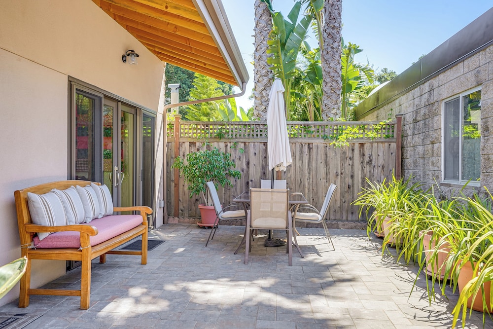 Alameda Studio w/ Patio: 3 Mi to Oakland Coliseum!