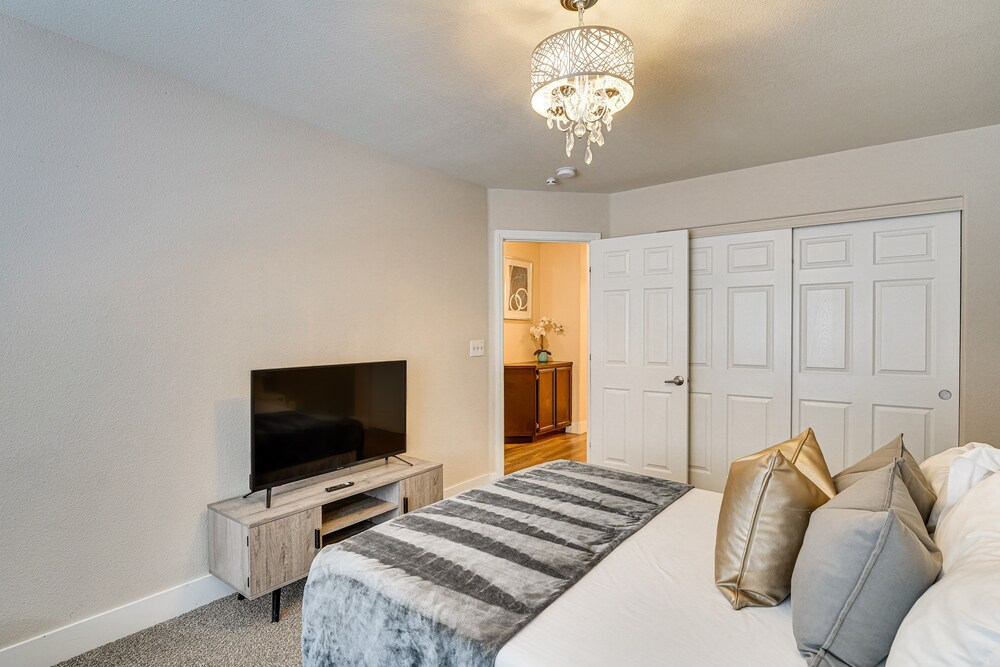 Spacious Henderson Home: 7 Mi to Vegas Strip view 4