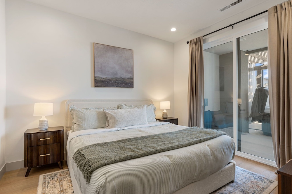 The Fish Bowl 6 Bedroom Townhouse
