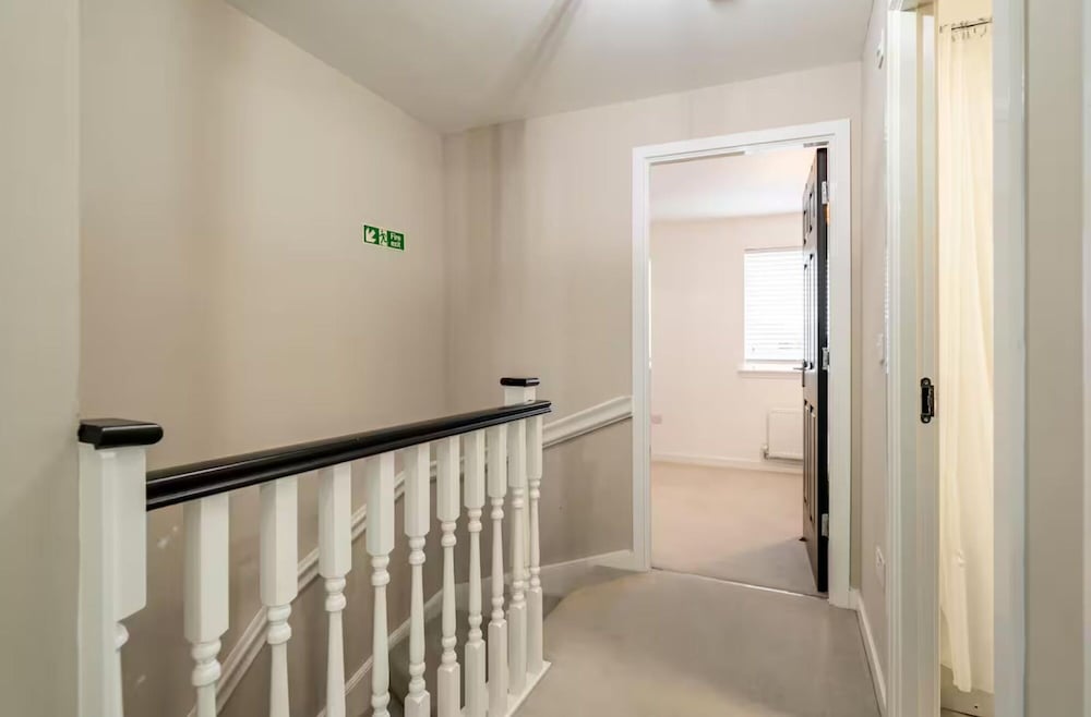 Charming 3 Bed Home in Stepps, Glasgow - Garden & Patio