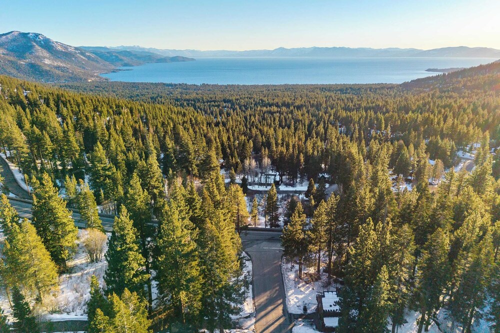 Views + Mins to Skiing, Lake, & Incline Village Incline Serenity by Avantstay