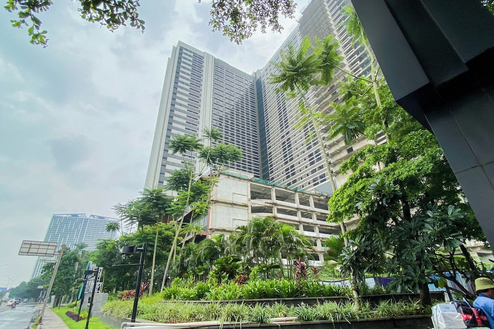 Well Furnished 1Br At Collins Boulevard Apartment