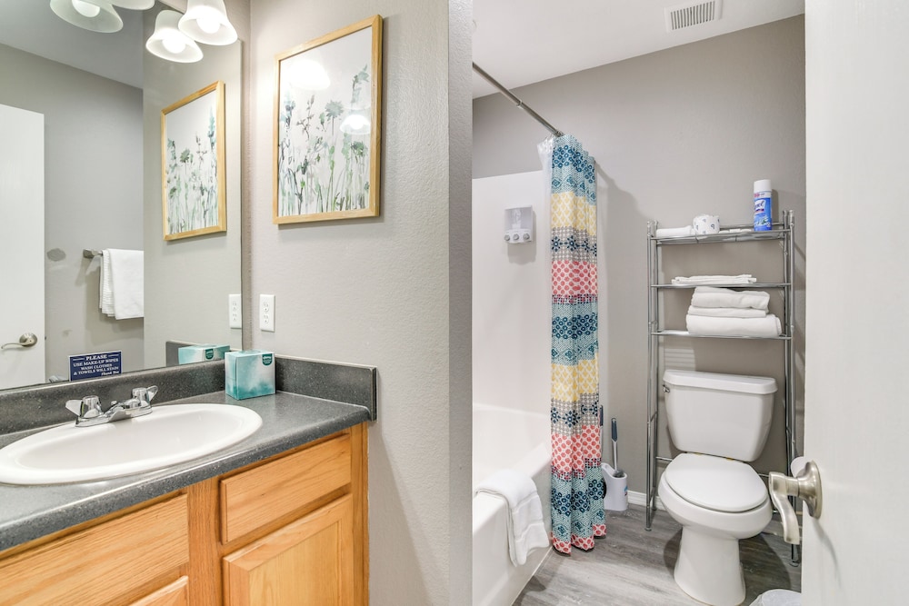 2 Mi to Table Rock Lake: Branson Condo w/ Balcony!
