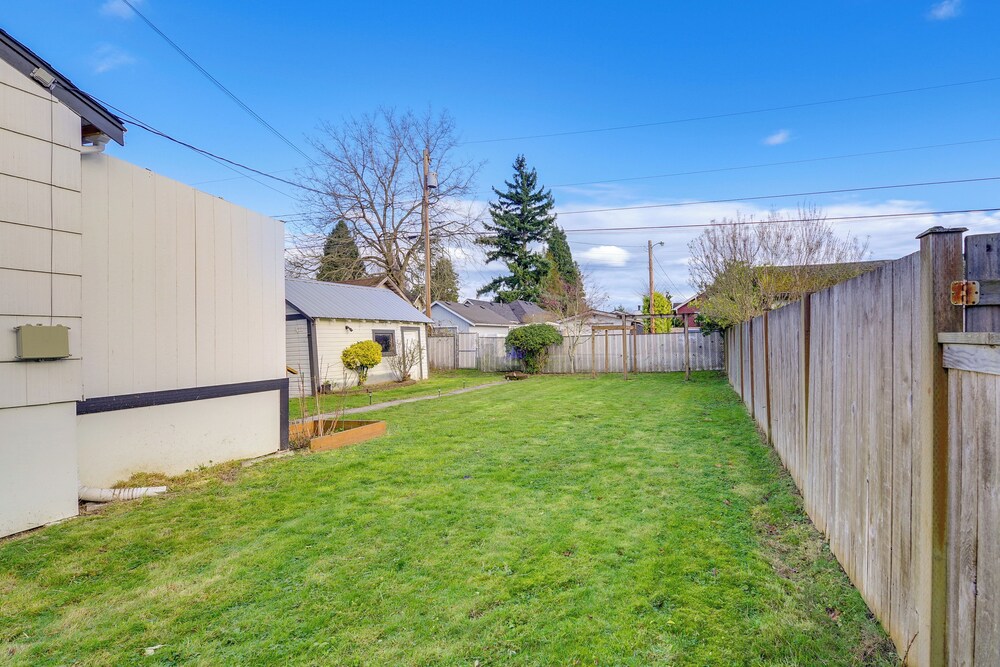 1 Mi to Historic Dtwn: Dog-friendly Everett Home!