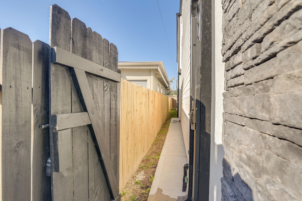 4 Mi to NRG Stadium: Luxurious Houston Townhome!
