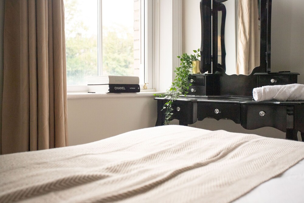 Harrogate - Pelican Suite 1 Bedroom view 5