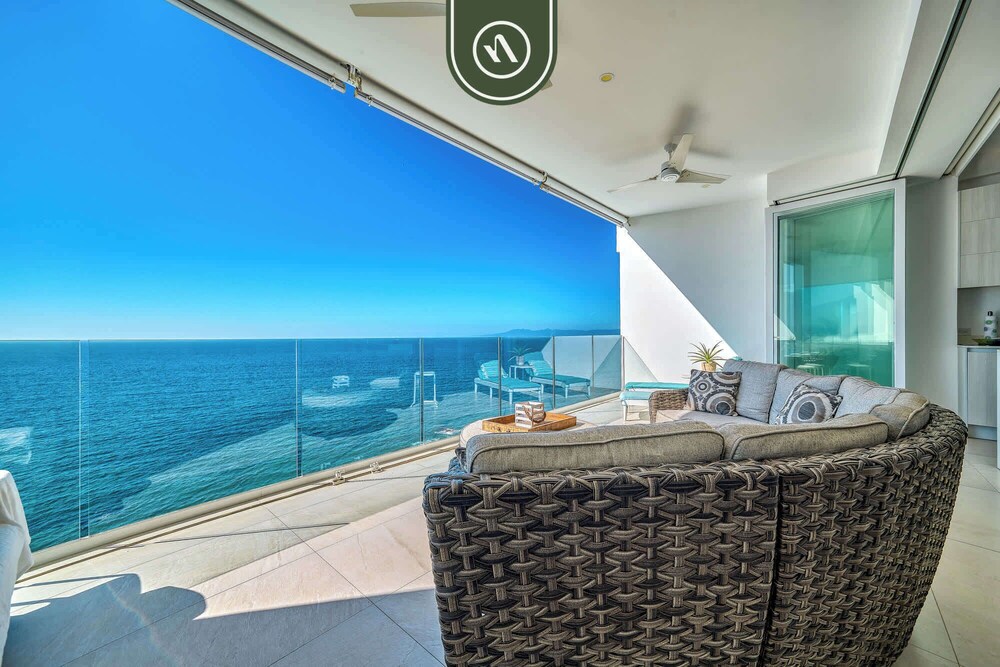 Oceanview Luxury Condo - Private Beach - Rooftpop