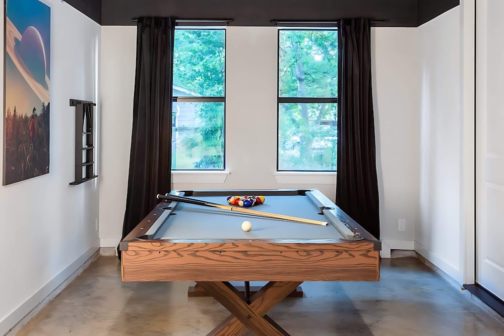 Stylish Clubhouse Retreat w/ Hot Tub Near Downtown