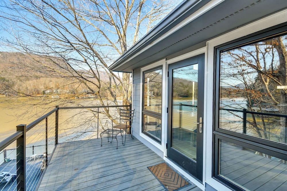 Hot Tub & Lakefront Deck: Cabin in Blue Ridge Mtns