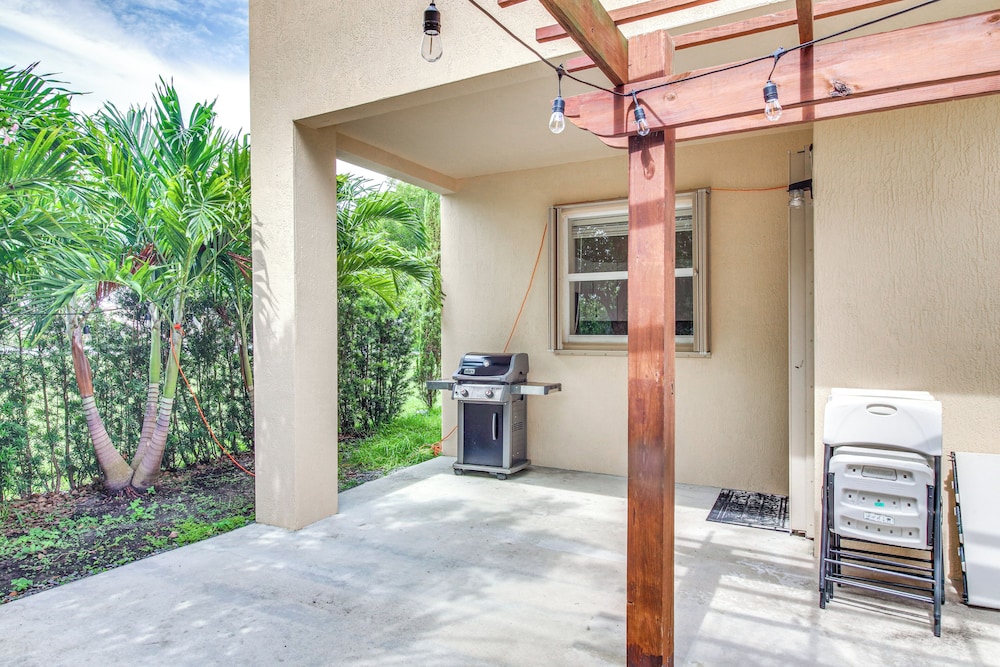 Yard w/ Lake View: Remote Working Hub in Homestead