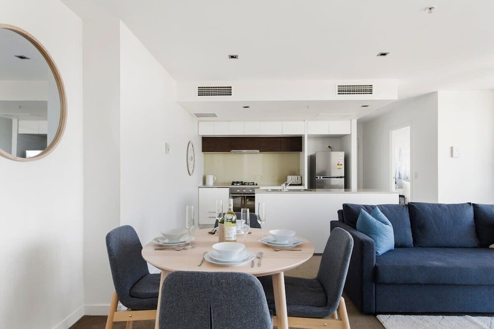 A 2BR Apt With Amazing Harbor Views, Free Parking