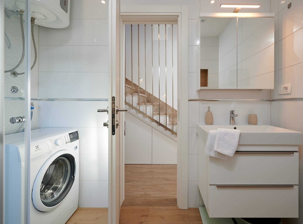 Exclusive Okrug Gornji Apartment With Shared Pool