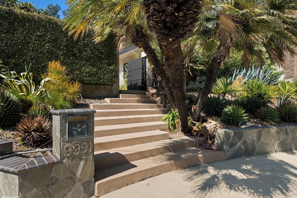 Valea Estate - Secluded Beverly Hills Retreat 1-acre Oasis