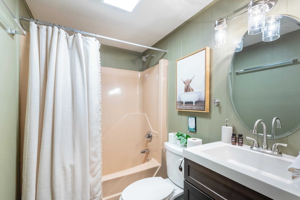Lakeshore Oasis by Avantstay Private Beach, Views, Hot Tub, Volleyball
