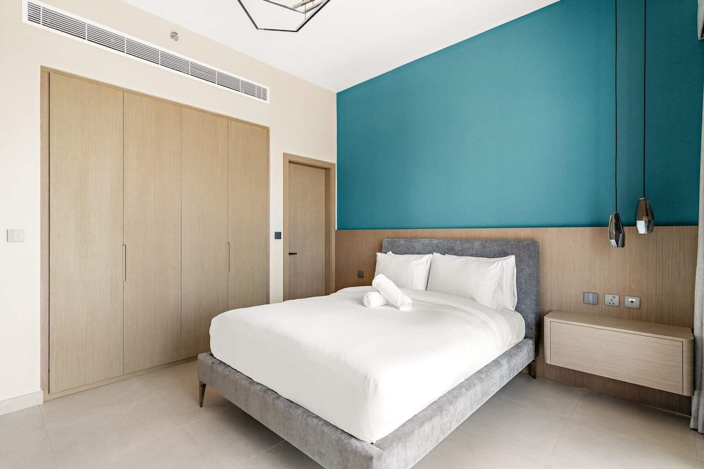 Luxurious Stay in JVC With Rooftop Pool Gym