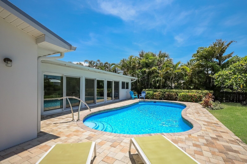 Gladiolus On The Water 3 Bedroom Home by RedAwning