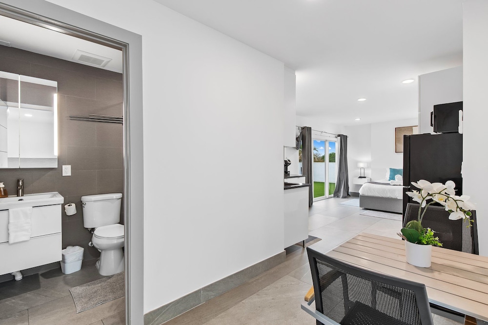 Unique Retreat - Unit E: Rustic 3rd-floor Hideaway