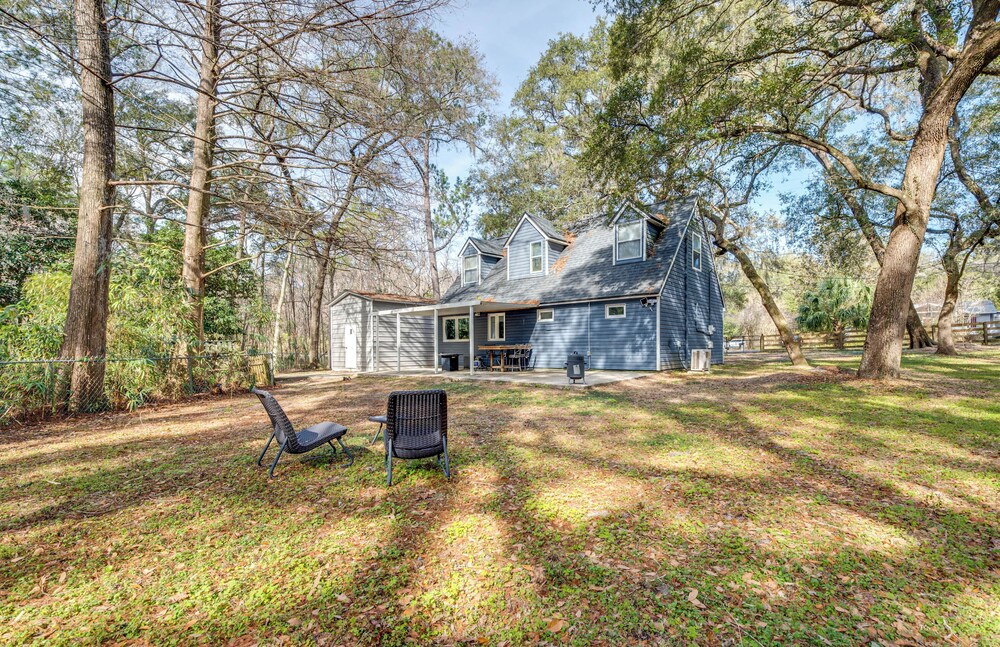 4 Mi to UF: Pet-friendly Home w/ Yard & Deck