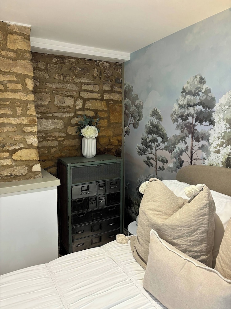 Cottage on High Street, own Parking and EV Charger