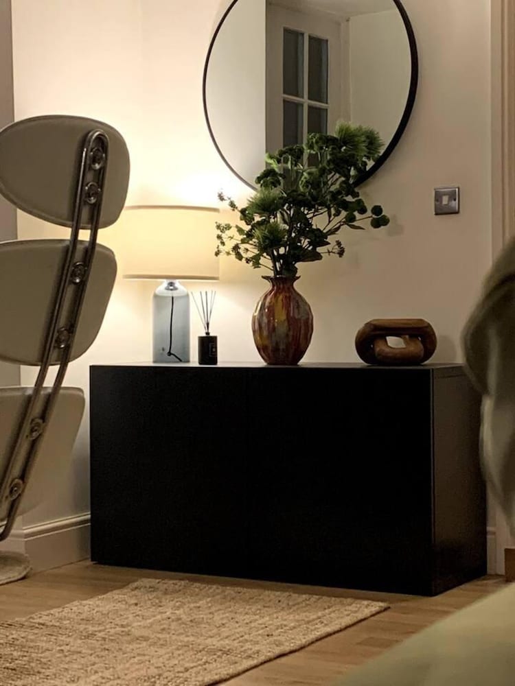 Cheerful 2-bed Cottage With 2 Free Parking, Leeds view 2