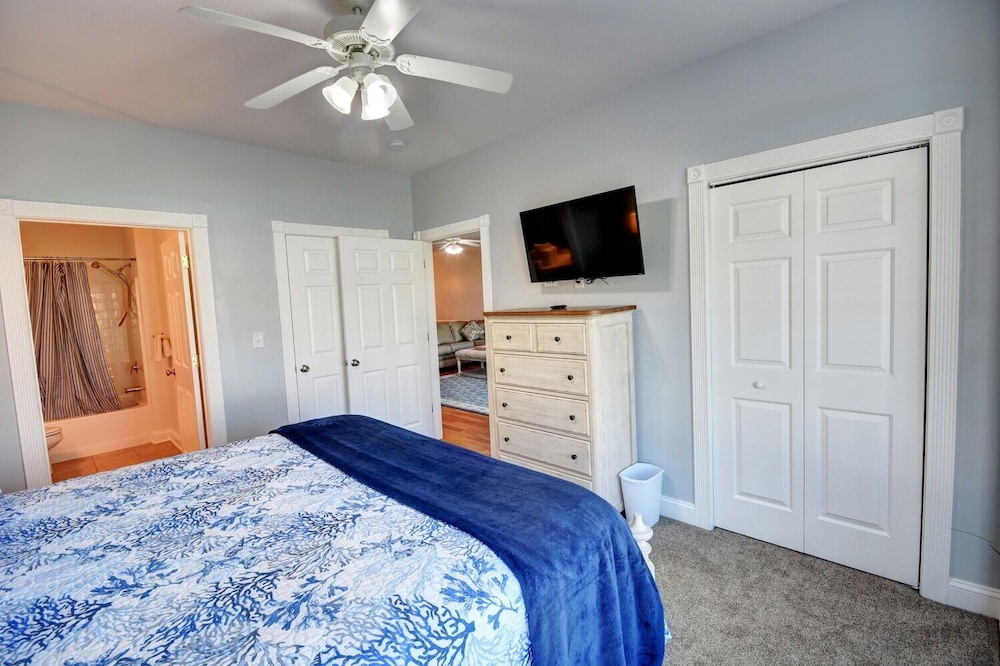 4827 Magnolia Lake Drive, #302 3 Bedroom Condo by RedAwning view 3