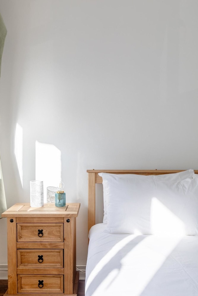 Serene 2BD Flat W/private Patio Old Street!