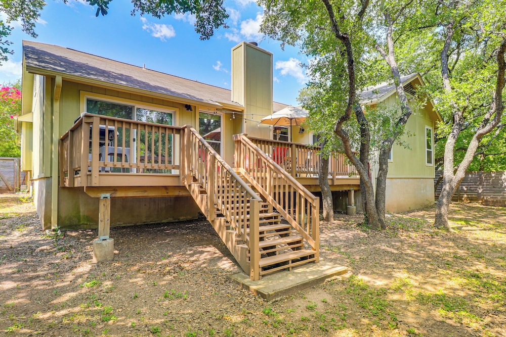 Deck & Greenbelt Access: Lovely Austin Home view 4