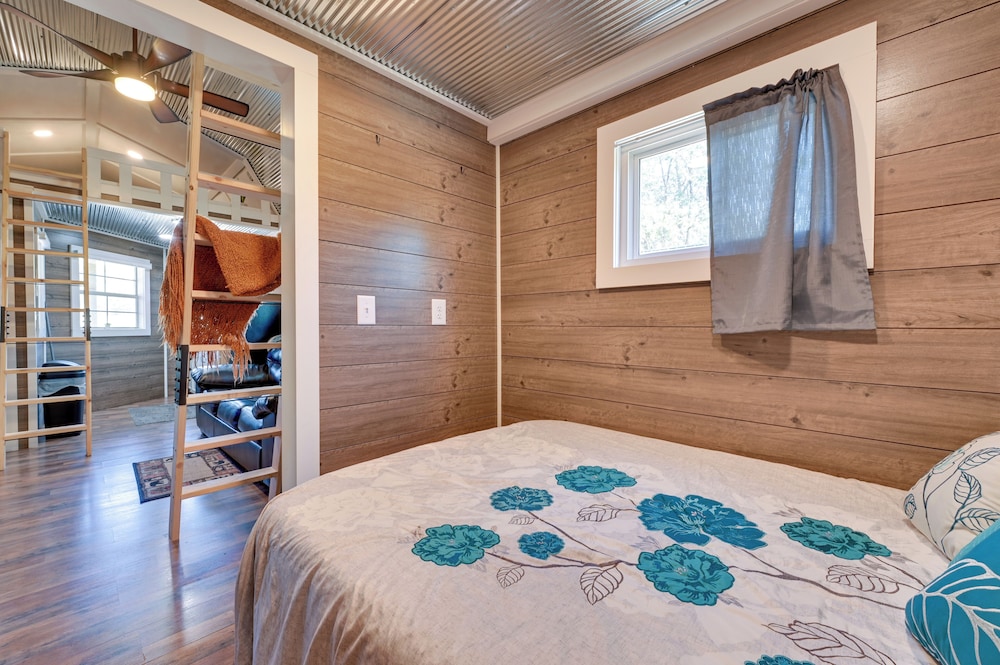 Cabin w/ Trail & Pond Access in Steamboat Rock!