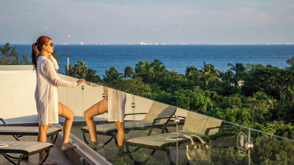 Luxury Studio Rooftop Pool and Jacuzzi