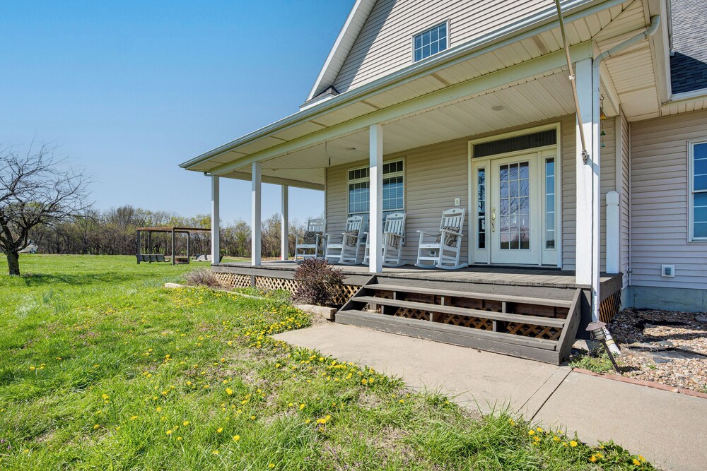 Fire Pit & Gazebo: Rural Warrensburg Getaway!