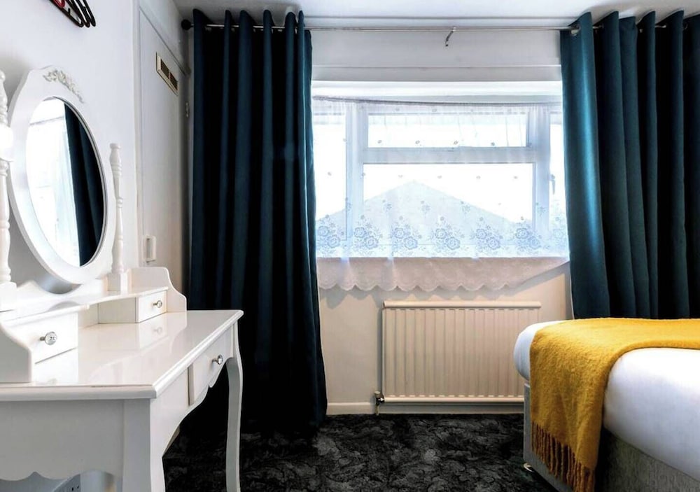 Reading - 3-bed House - Sleeps 6 - Garden - Wifi