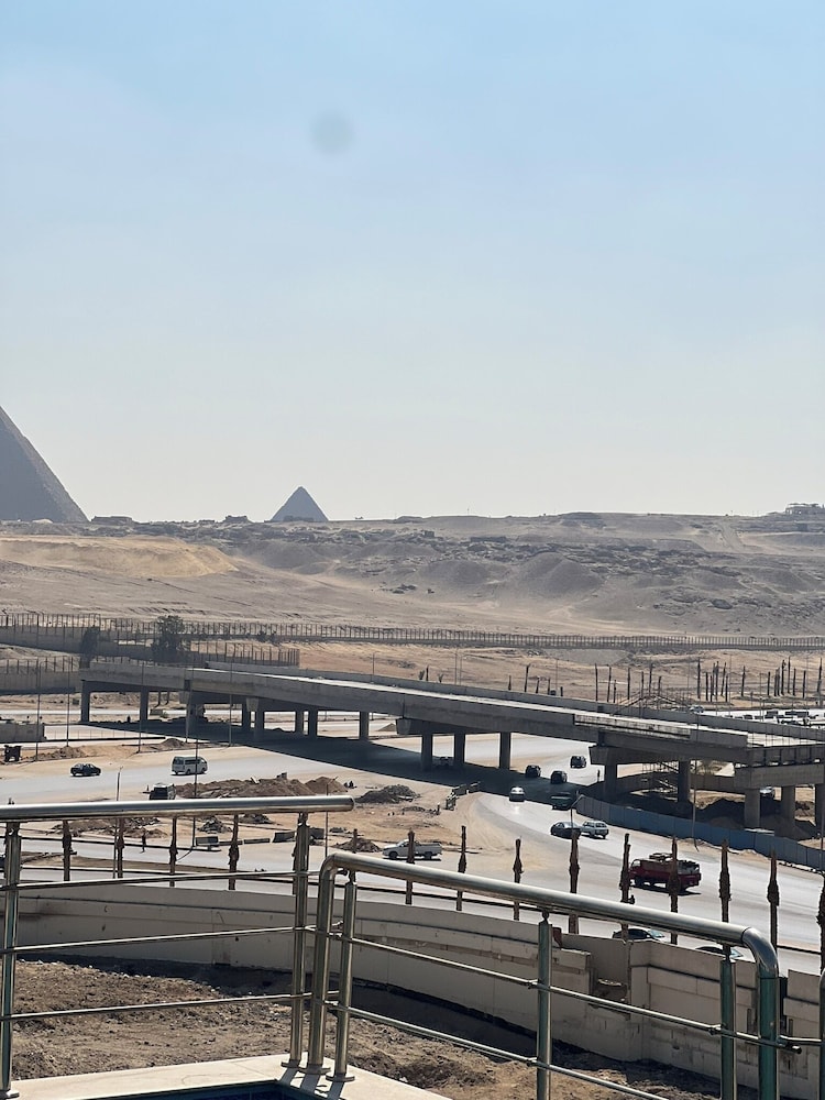 Pyramids Express View Inn