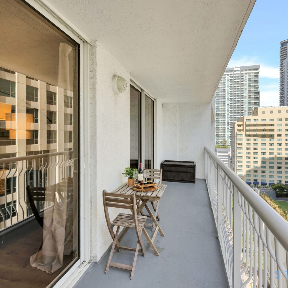 Modern 1-br Condo in Upscale Brickell Locale