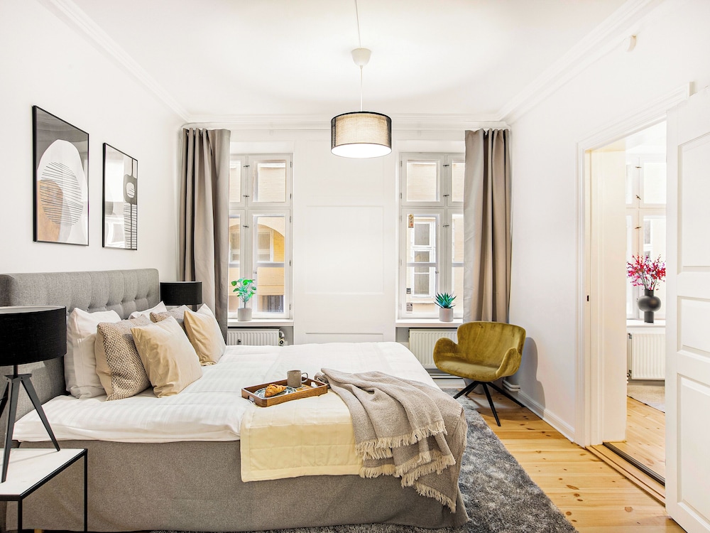 Sanders Tivoli 1- Lovely 2-bdr Apt Near Tivoli view 2