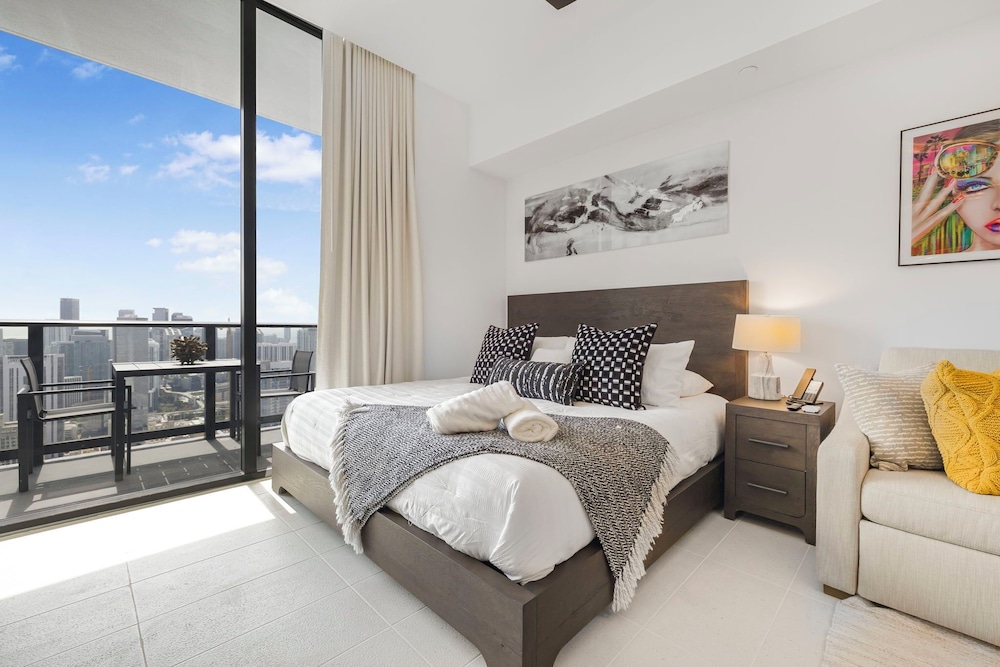 Lux Studio W City Views and Pool