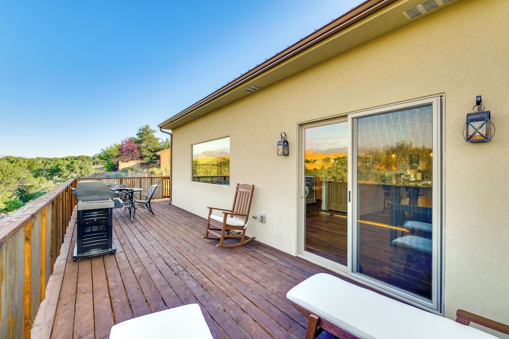 5 Mi to Arches NP: Canyon-view Hideaway w/ Deck!