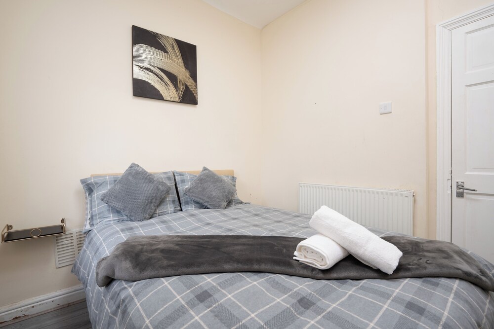 Spacious 4-bedroom Manchester Retreat With Garden