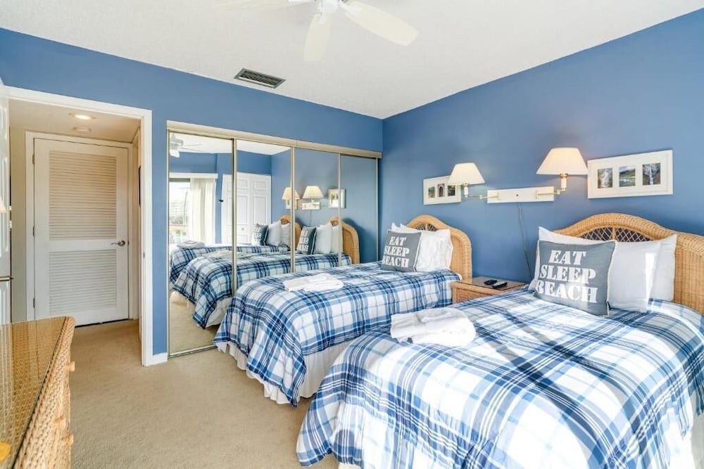 Coastal Lakehouse Condo on Siesta Key Public Beach