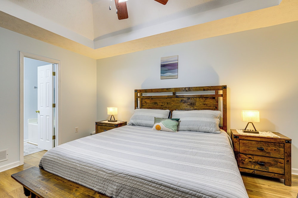 7 Mi to Dtwn Covington: Bright Home w/ Deck & Yard