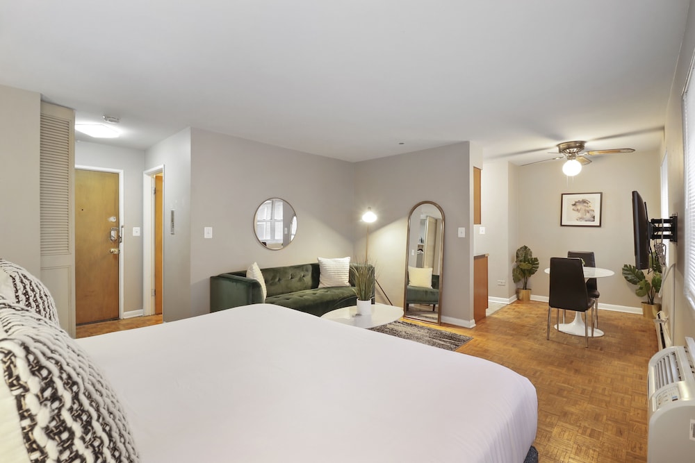 Fully Furnished Studio Apt in Lakeview photo 2